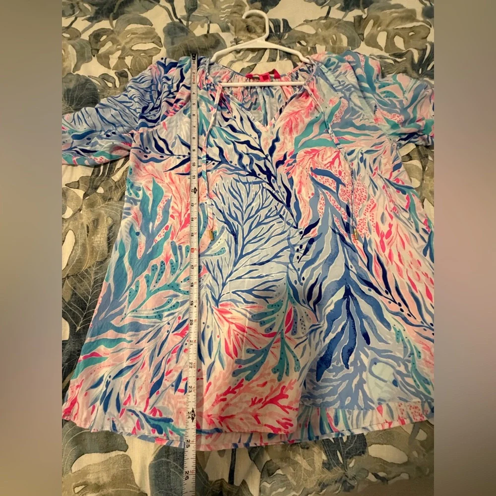 *LIKE NEW* Lilly Pulitzer Coral Print 3/4 Sleeve, Blue and Pink Blouse - Picture 8 of 8